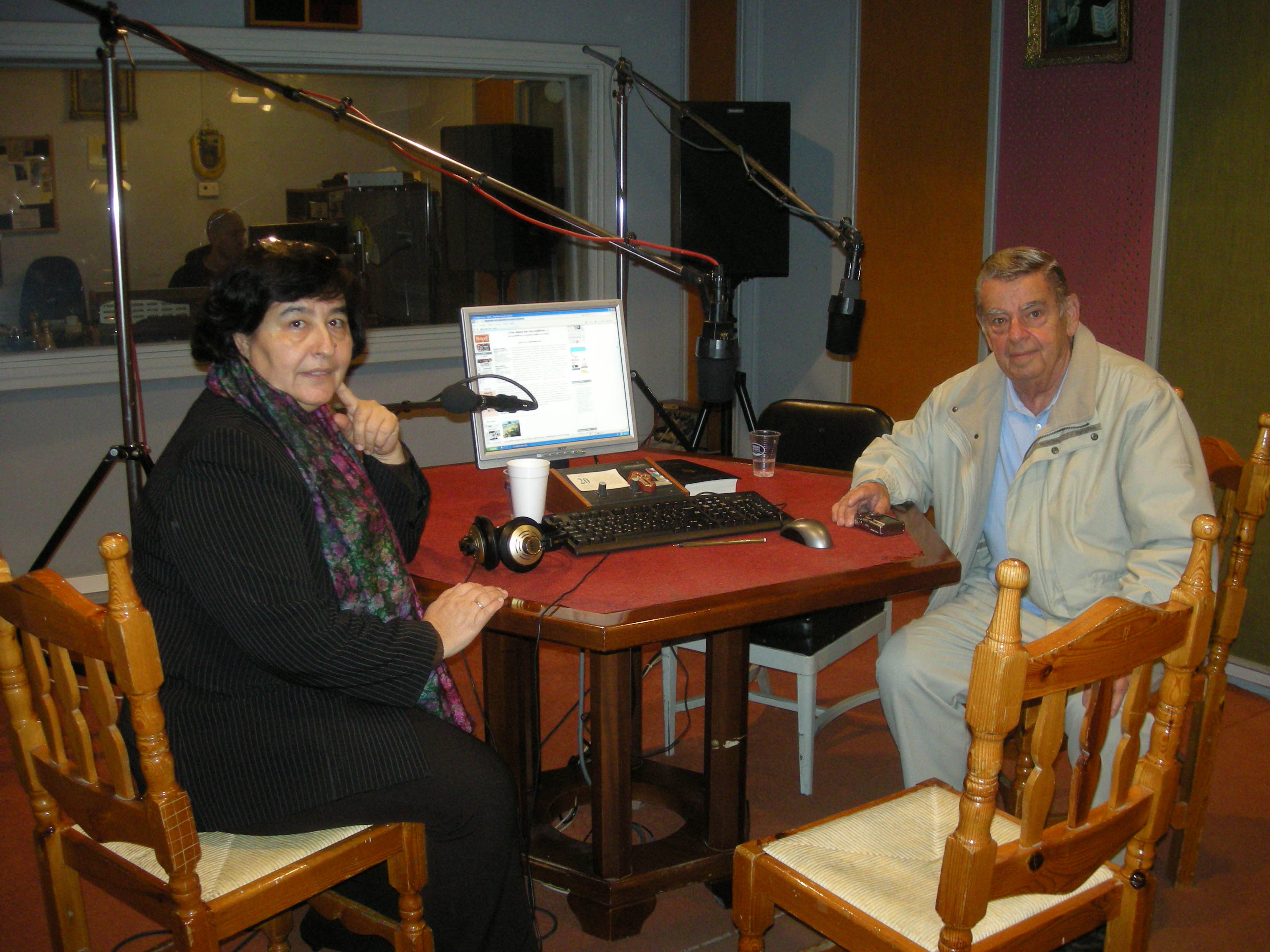 H Αικατερίνη Πολυμέρου-Καμηλάκη, διευθύντρια του Κέντρου Λαογραφίας με τον Σωτήριο Τσιάνη στο στούντιο του Ραδιοφωνικού Σταθμού της Εκκλησίας της Ελλάδος, 2007 (Φωτογραφικό Αρχείο ΚΕΕΛ).